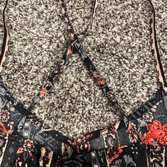 Hollister XS Tank Adjustable Spaghetti straps cross in back Excellent condition - Picture 4 of 4